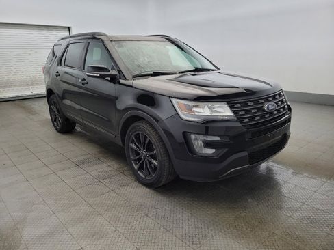 Used 2017 Ford Explorer XLT w/ Equipment Group 202A AWD/4WD image 13