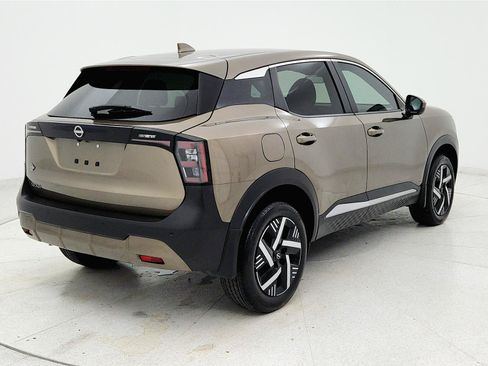 Used 2025 Nissan Kicks SV w/ Charging Package FWD image 5