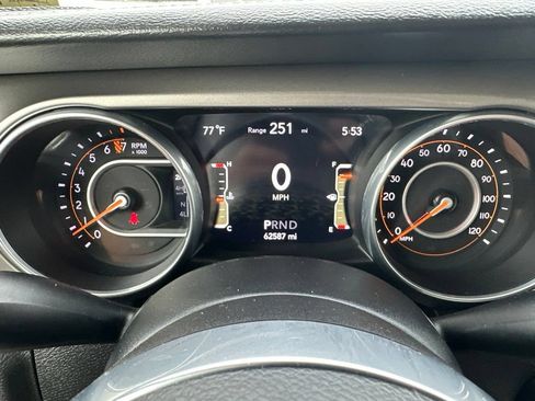 Used 2018 Jeep Wrangler Unlimited Sahara w/ Dual Top Group AWD/4WD image 29