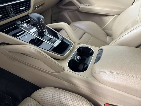 Certified 2021 Porsche Cayenne E-Hybrid AWD/4WD image 31