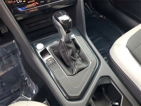 Certified 2025 Volkswagen Taos SE image 27