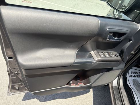 Used 2018 Toyota Tacoma TRD Sport AWD/4WD image 15