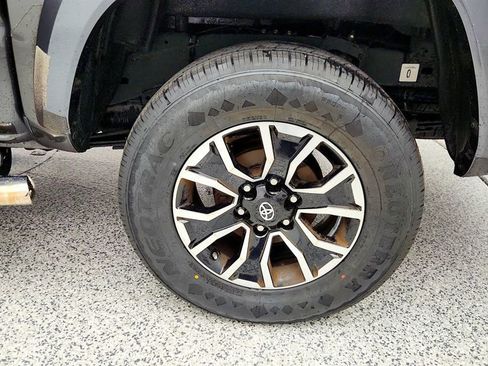 Used 2017 Toyota Tacoma TRD Sport w/ Premium & Technology Package RWD image 9