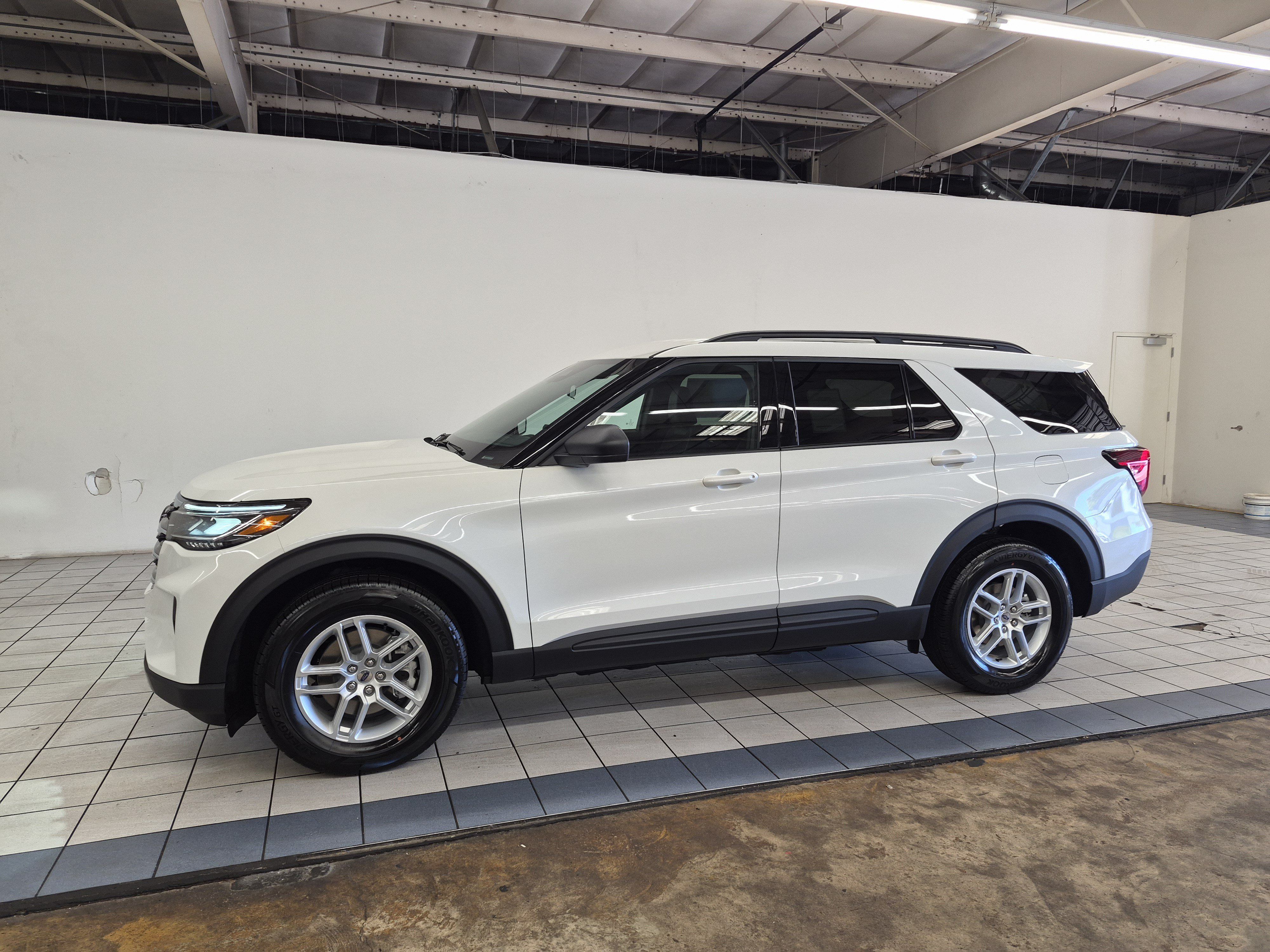New 2027 Ford Explorer Active w/ Active Comfort Package RWD image 2