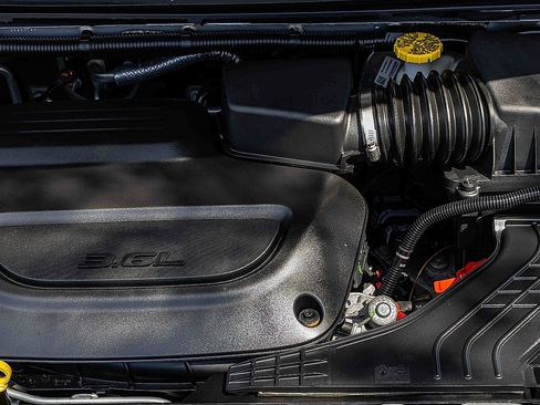 Used 2023 Chrysler Pacifica Touring-L FWD image 29