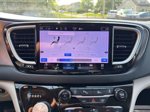 Used 2023 Chrysler Pacifica Touring-L FWD image 66
