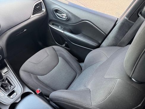 Used 2019 Jeep Cherokee Latitude w/ Cold Weather Group image 19