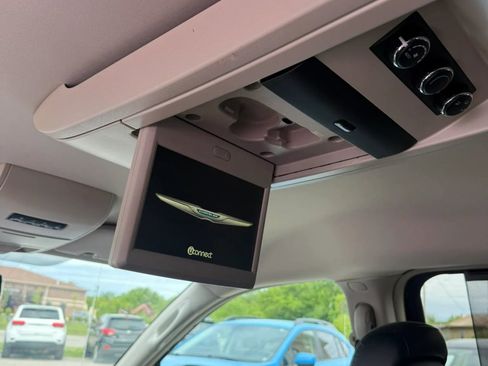 Used 2014 Chrysler Town & Country Touring-L FWD image 16