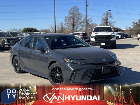 Used 2025 Toyota Camry SE image 1