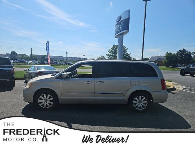 Used 2013 Chrysler Town & Country Touring FWD image 1