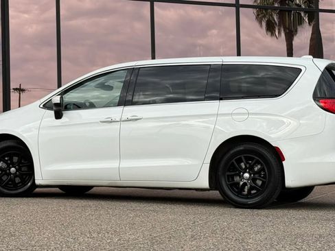 Used 2017 Chrysler Pacifica Touring FWD image 5
