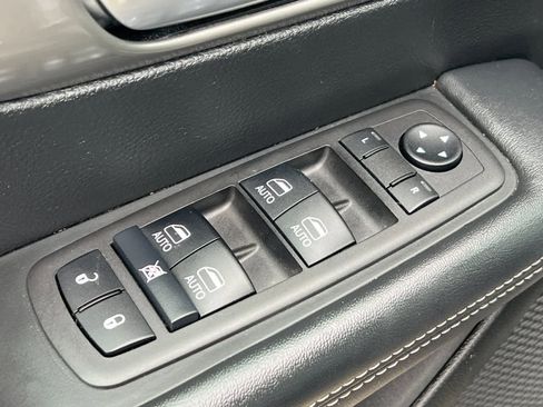 Used 2025 Chrysler Pacifica Select image 14