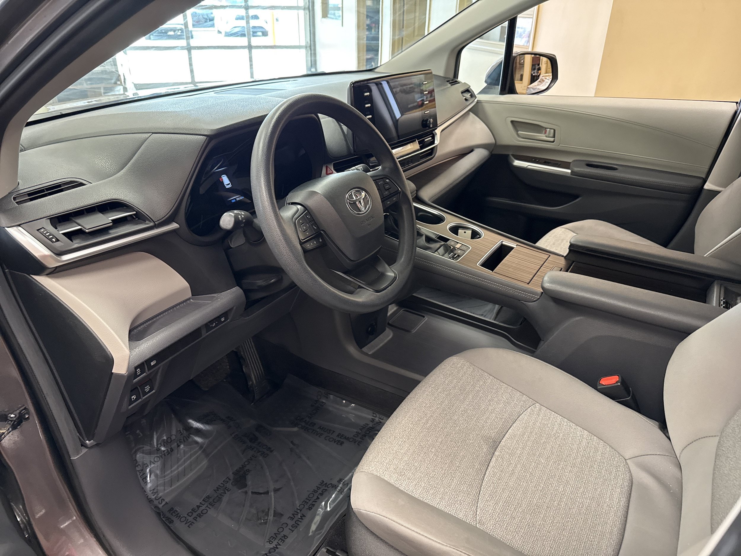 Used 2023 Toyota Sienna LE FWD image 13