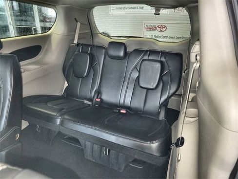 Used 2024 Chrysler Pacifica Touring-L image 23