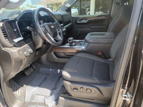 Used 2022 Chevrolet Silverado 1500 LT w/ Protection Package RWD image 11