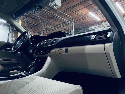 Used 2017 Honda Accord LX image 22