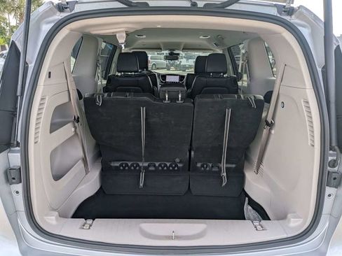 Used 2024 Chrysler Pacifica Touring-L FWD image 12