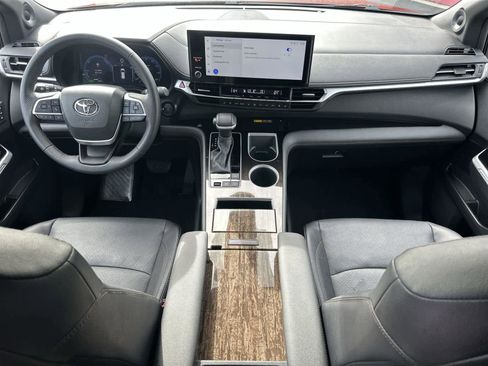 Used 2025 Toyota Sienna Limited image 10