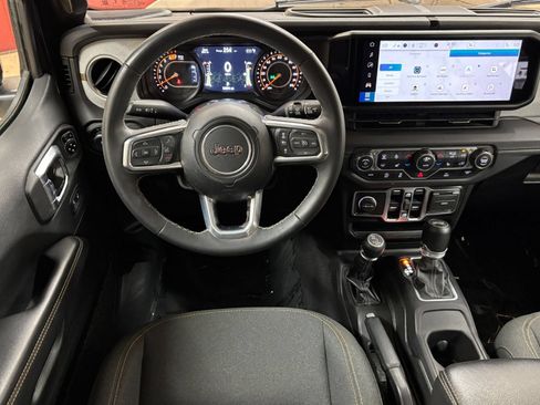 Used 2025 Jeep Wrangler Unlimited Sahara AWD/4WD image 34