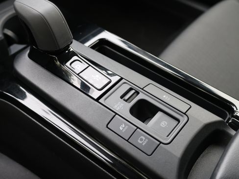 Certified 2025 Toyota Prius LE FWD image 34