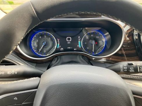 Used 2023 Chrysler Pacifica Limited FWD image 19