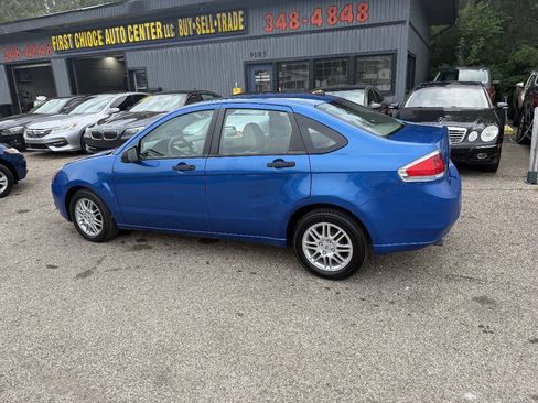 Used 2010 Ford Focus SE FWD image 2