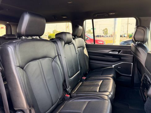 Used 2024 Jeep Wagoneer L Series II image 18