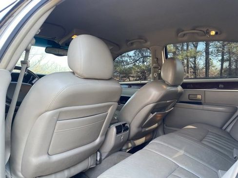 Used 2005 Lincoln Town Car Signature image 11