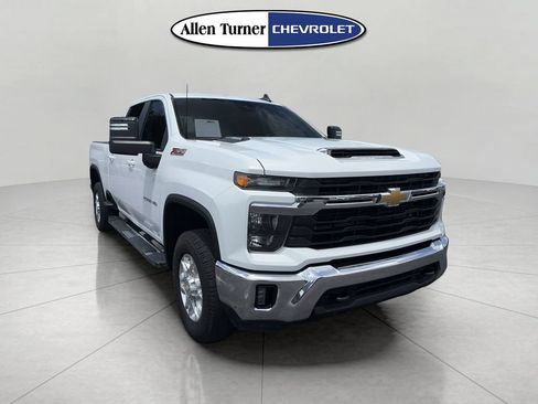 Used 2024 Chevrolet Silverado 2500 LT AWD/4WD image 2