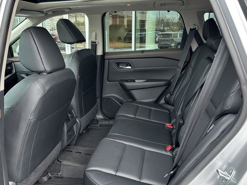 Used 2023 Nissan Rogue SV w/ SV Premium B Package image 9