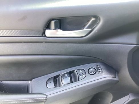 Used 2025 Nissan Altima 2.5 SV FWD image 10