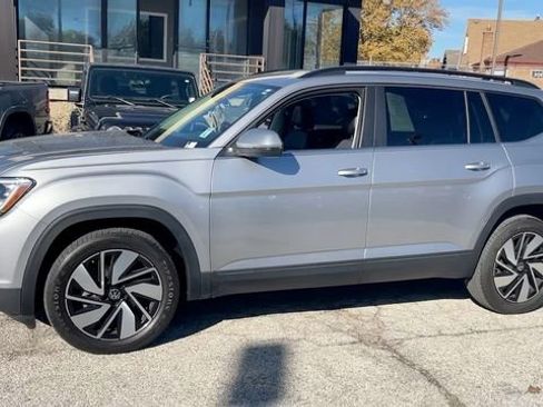 Used 2024 Volkswagen Atlas SE image 3