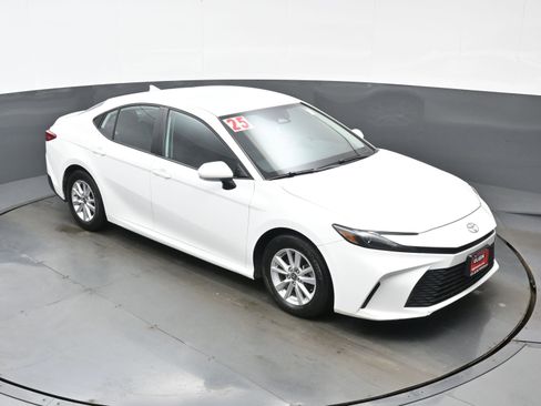 Used 2025 Toyota Camry LE image 33
