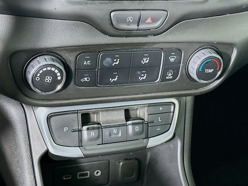 Used 2024 GMC Terrain SLE FWD image 23