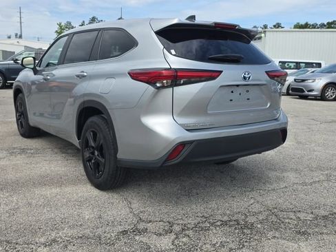 Used 2023 Toyota Highlander LE image 3