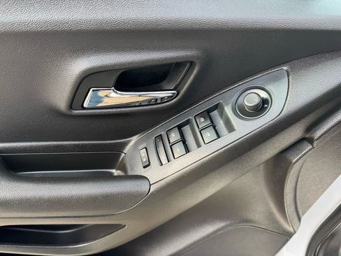 Used 2018 Chevrolet Trax LT w/ LT Convenience Package image 10