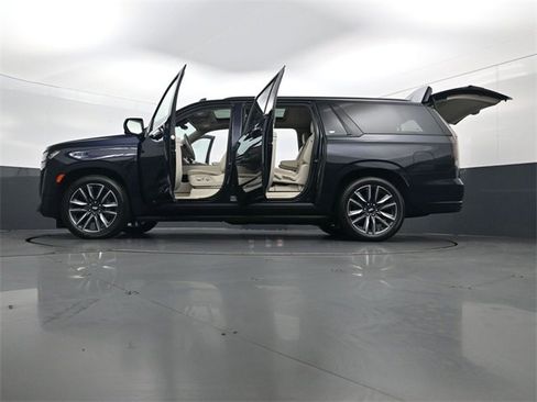 Used 2021 Cadillac Escalade ESV Sport Platinum image 35