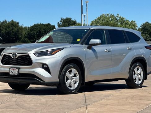 Certified 2024 Toyota Highlander LE AWD/4WD image 10
