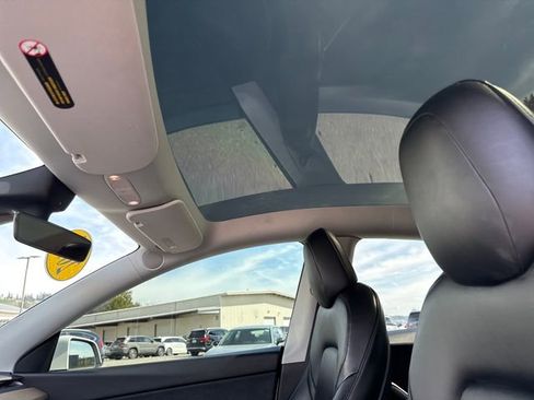 Used 2022 Tesla Model Y Performance AWD/4WD image 32