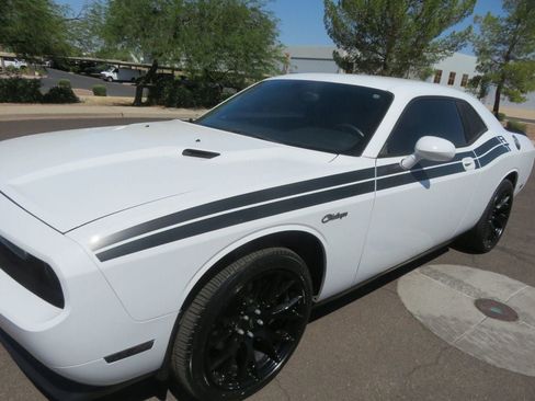 Used 2010 Dodge Challenger R/T RWD image 8