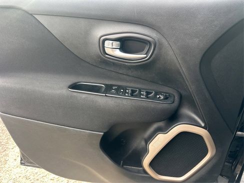 Used 2015 Jeep Renegade Latitude w/ Cold Weather Group image 28