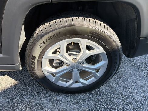 Used 2024 Jeep Compass Latitude image 11