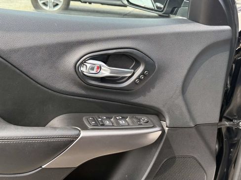 Used 2019 Jeep Cherokee Limited AWD/4WD image 14