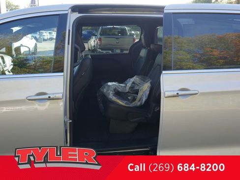 New 2026 Chrysler Pacifica Select image 21