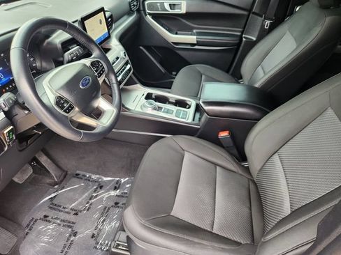 Used 2023 Ford Explorer XLT RWD image 4