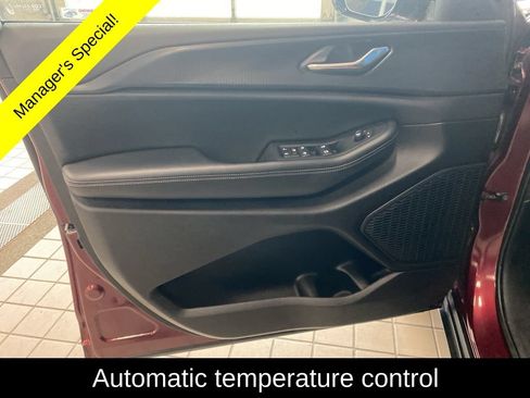 Used 2025 Jeep Grand Cherokee Altitude AWD/4WD image 9
