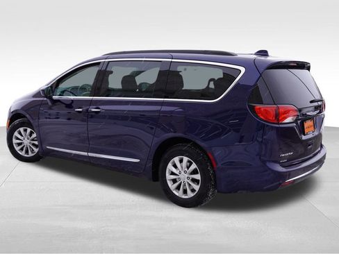 Certified 2017 Chrysler Pacifica Touring-L image 8