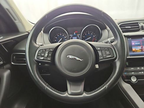 Used 2018 Jaguar F-PACE Premium image 16
