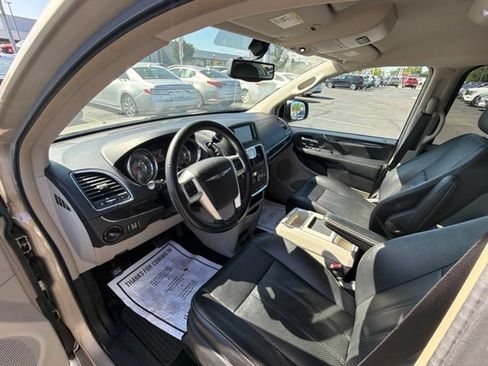 Used 2014 Chrysler Town & Country Touring-L w/ Driver Convenience Group FWD image 28