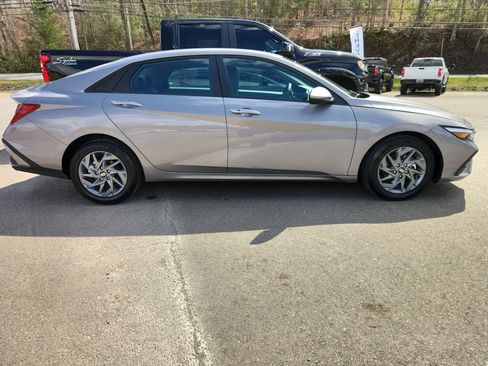 Used 2024 Hyundai Elantra SEL image 2